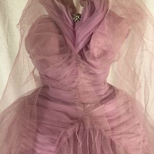 A beautiful, attention to detail, 1940’s feel-like-a Princess dress💗